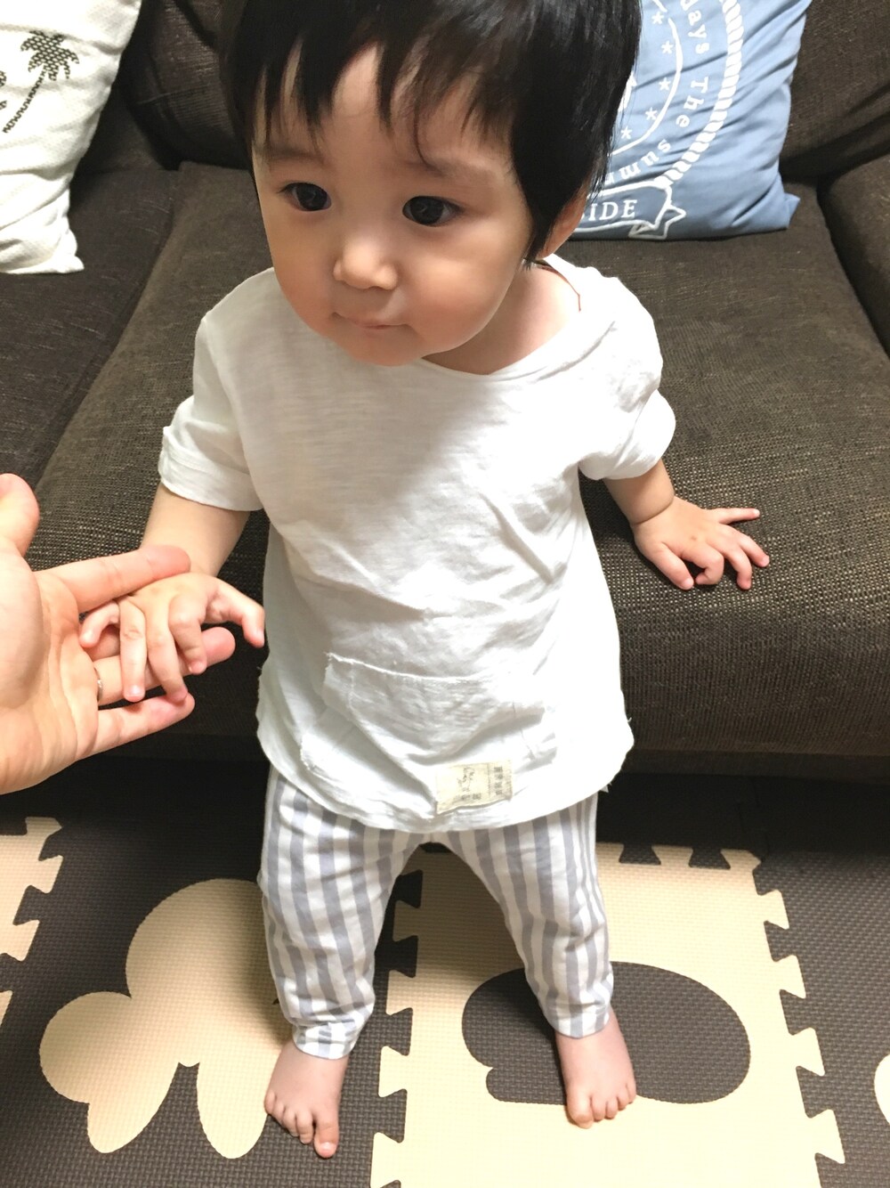 ホワイト系のTシャツ/カットソー、ホワイト系のパンツを着用したキッズの春コーディネートの1枚目の写真