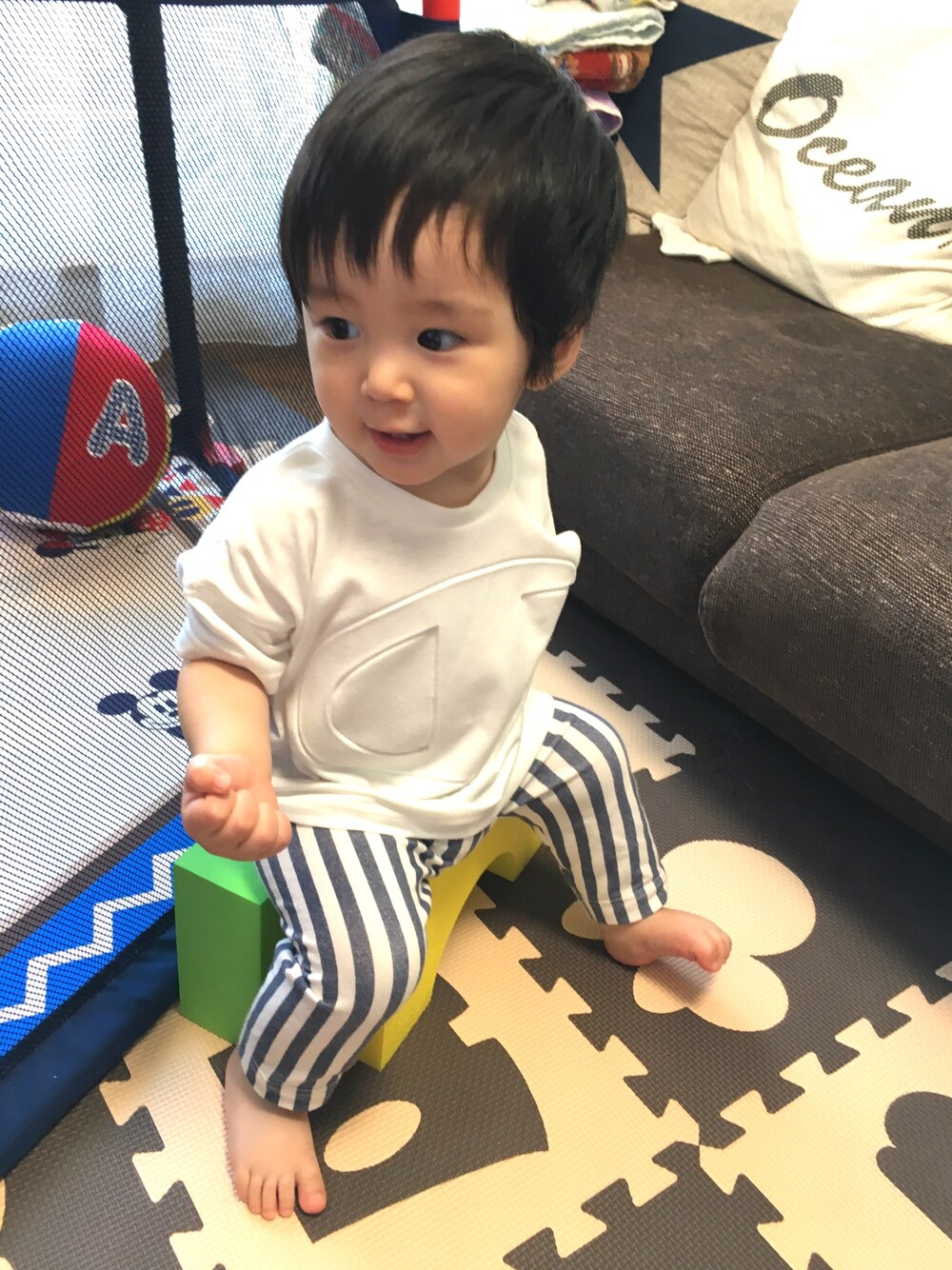 ホワイト系のTシャツ/カットソー、ブルー系のパンツを着用したキッズの春コーディネートの1枚目の写真