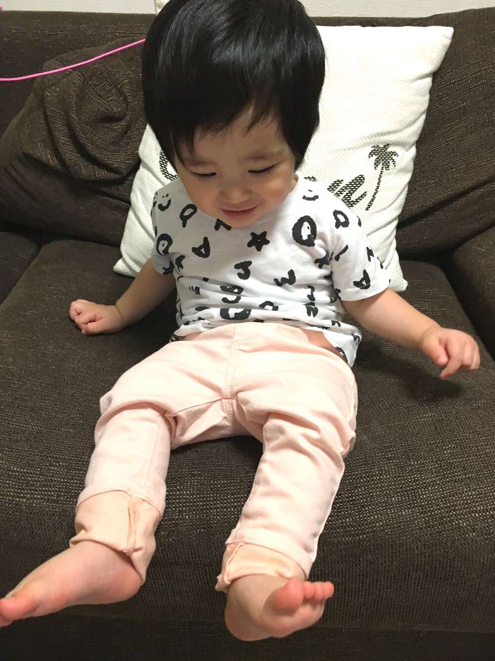 ホワイト系のTシャツ/カットソー、ピンク系のパンツを着用したキッズの春コーディネートの1枚目の写真