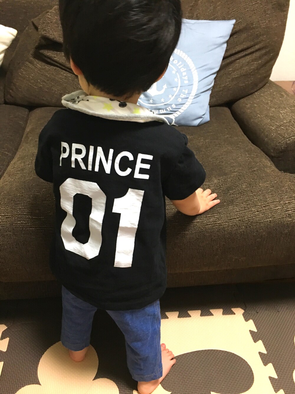 ブラック系のTシャツ/カットソー、ブルー系のその他ベビー用品を着用したキッズの夏コーディネートの1枚目の写真