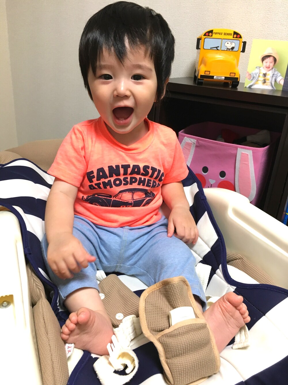 ピンク系のTシャツ/カットソー、ブルー系のその他ベビー用品を着用したキッズの夏コーディネートの1枚目の写真