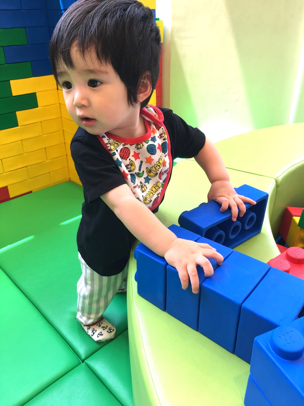 ブラック系のTシャツ/カットソー、ホワイト系のパンツを着用したキッズの夏コーディネートの1枚目の写真