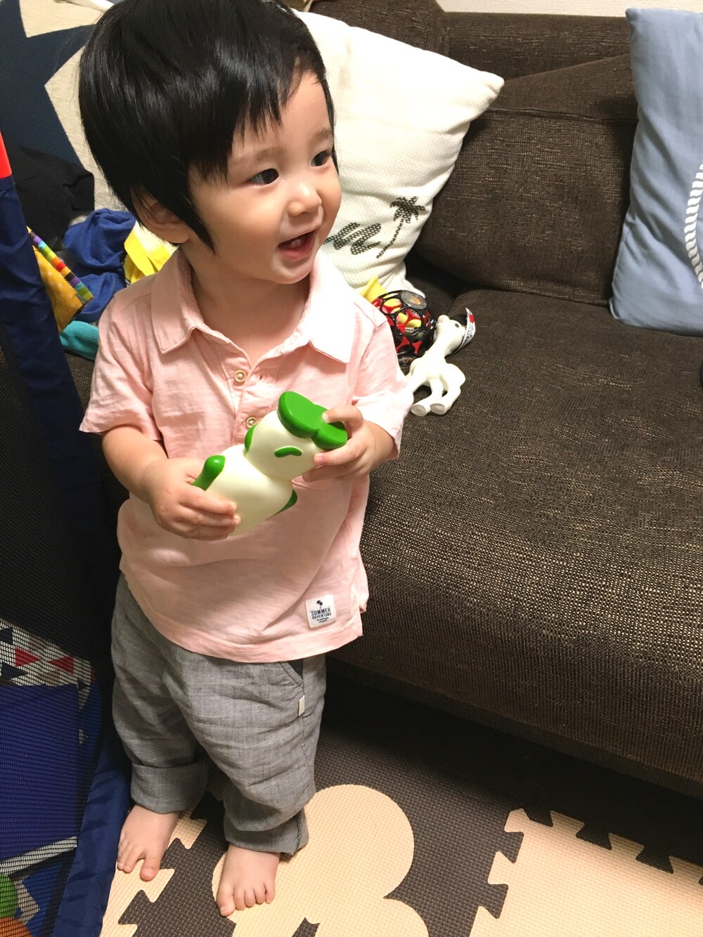 ピンク系のポロシャツ、グレー系のパンツを着用したキッズの夏コーディネートの1枚目の写真