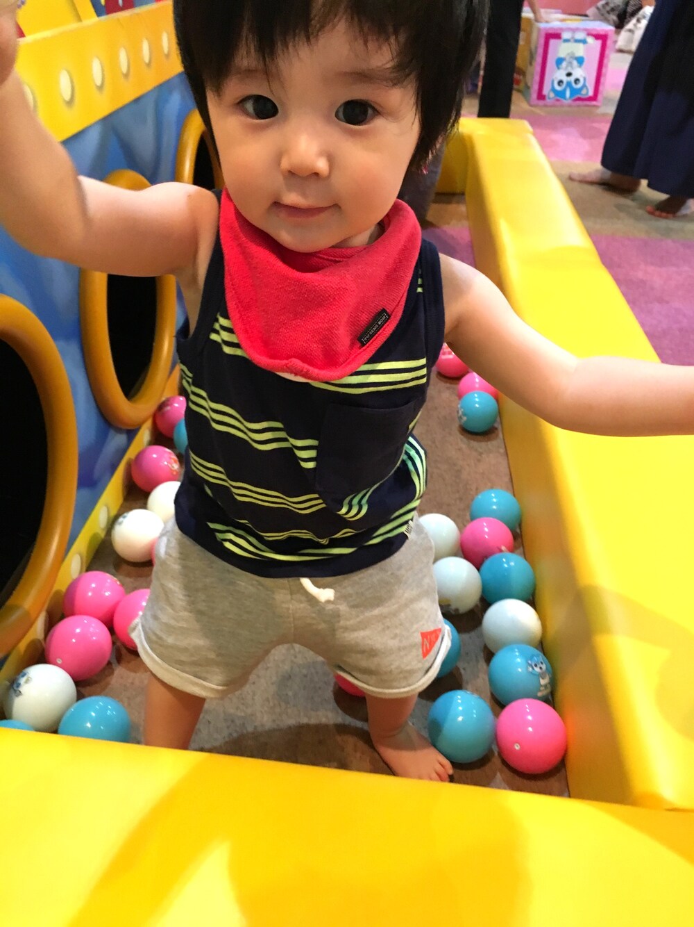 ブルー系のタンクトップ、グレー系のパンツを着用したキッズの夏コーディネートの1枚目の写真