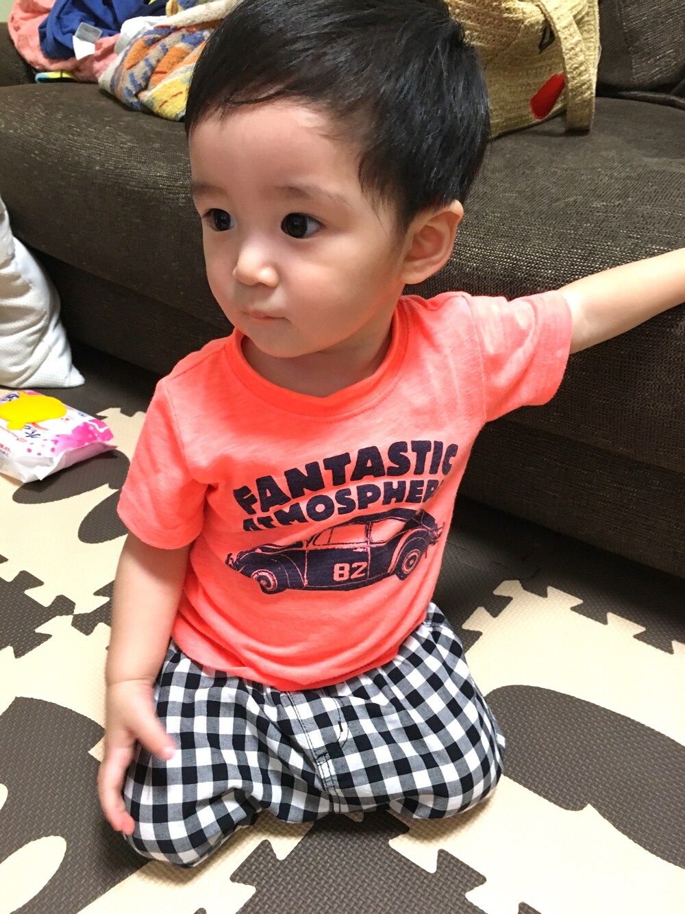 ピンク系のTシャツ/カットソー、ブラック系のパンツを着用したキッズの夏コーディネートの1枚目の写真