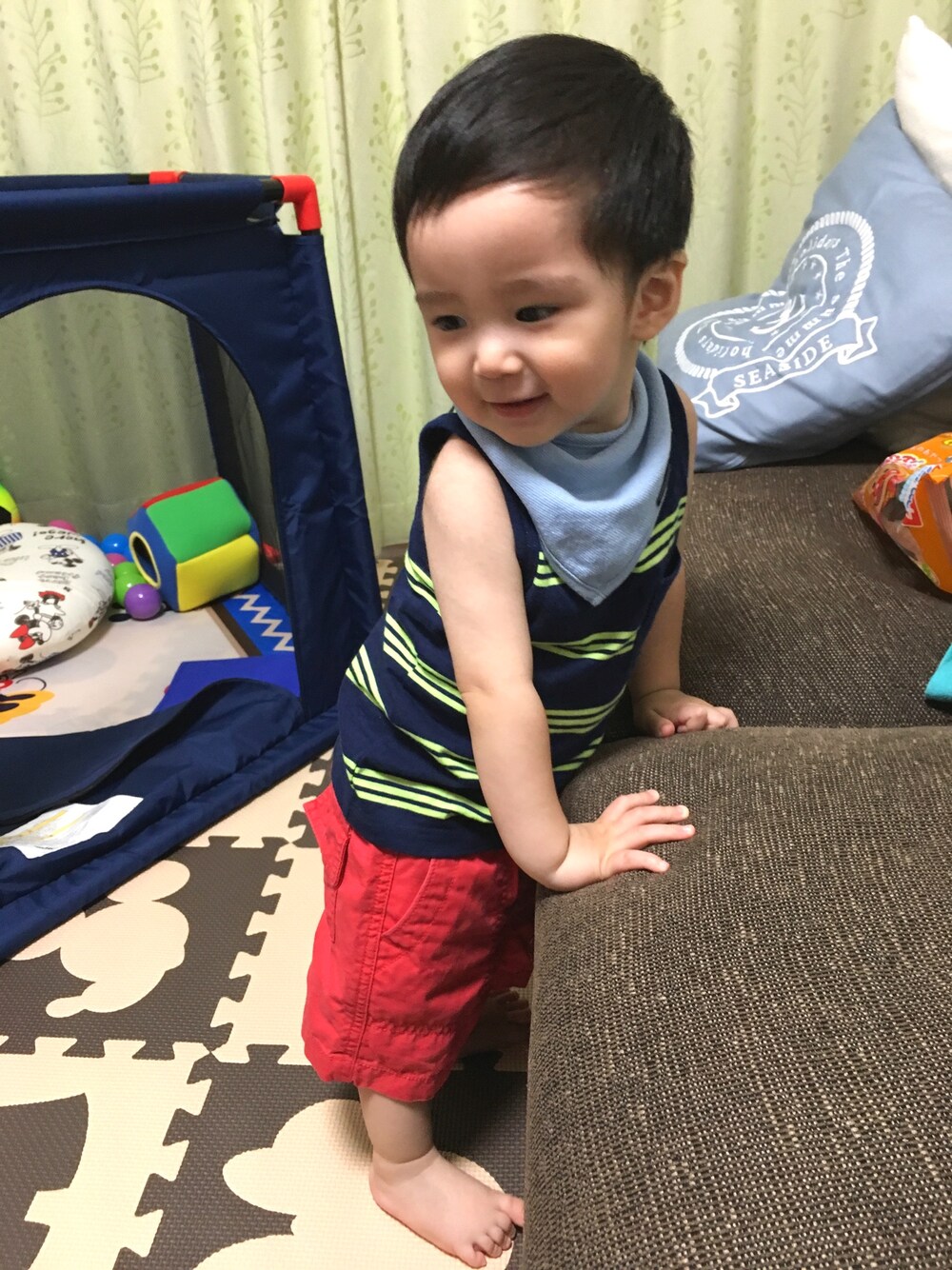 ブルー系のタンクトップ、レッド系のパンツを着用したキッズの夏コーディネートの1枚目の写真