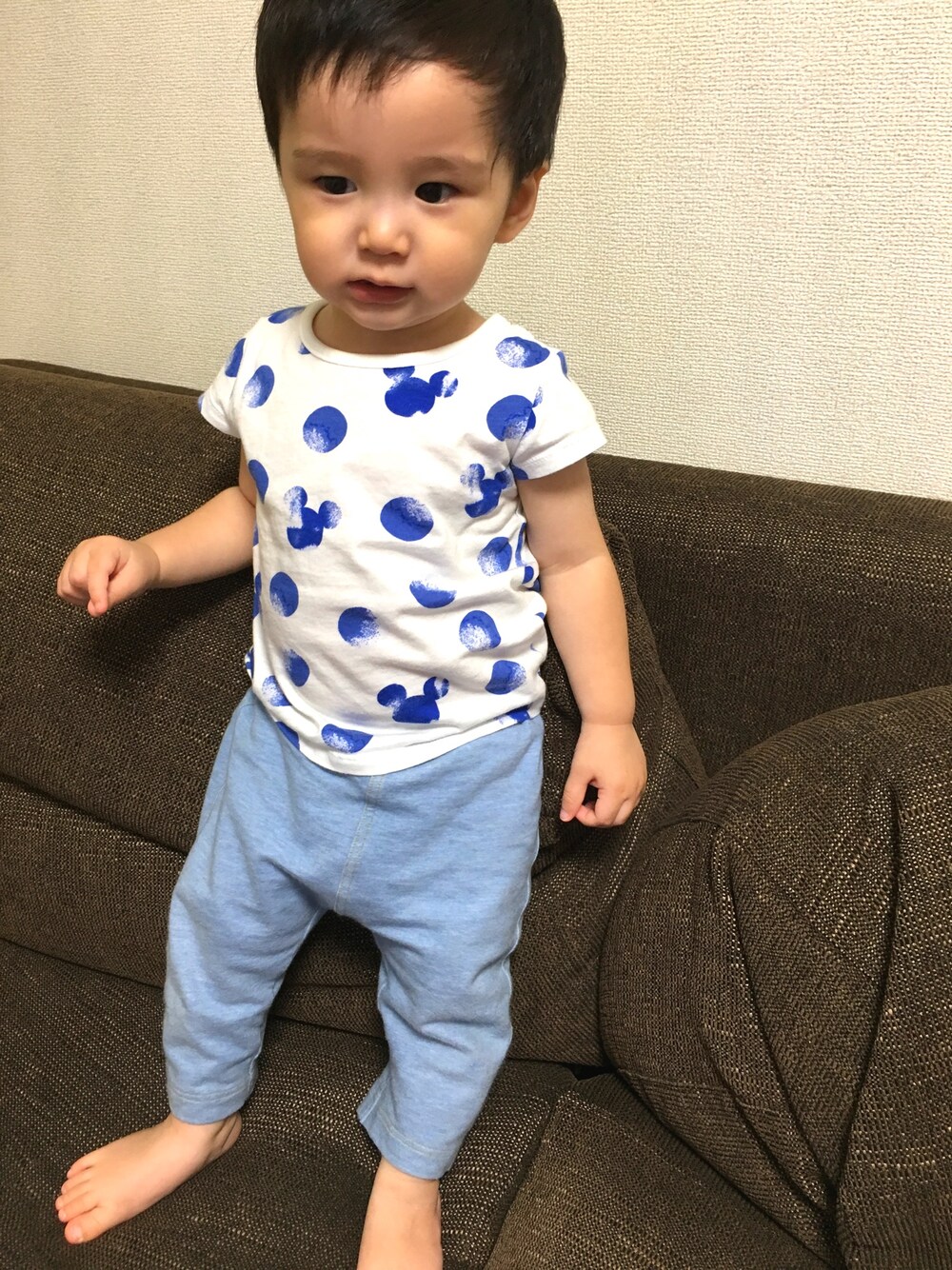 ホワイト系のTシャツ/カットソー、ブルー系のその他ベビー用品を着用したキッズの夏コーディネートの1枚目の写真