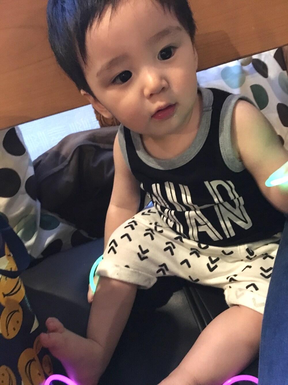 ブラック系のタンクトップ、ホワイト系のその他パンツを着用したキッズの夏コーディネートの1枚目の写真