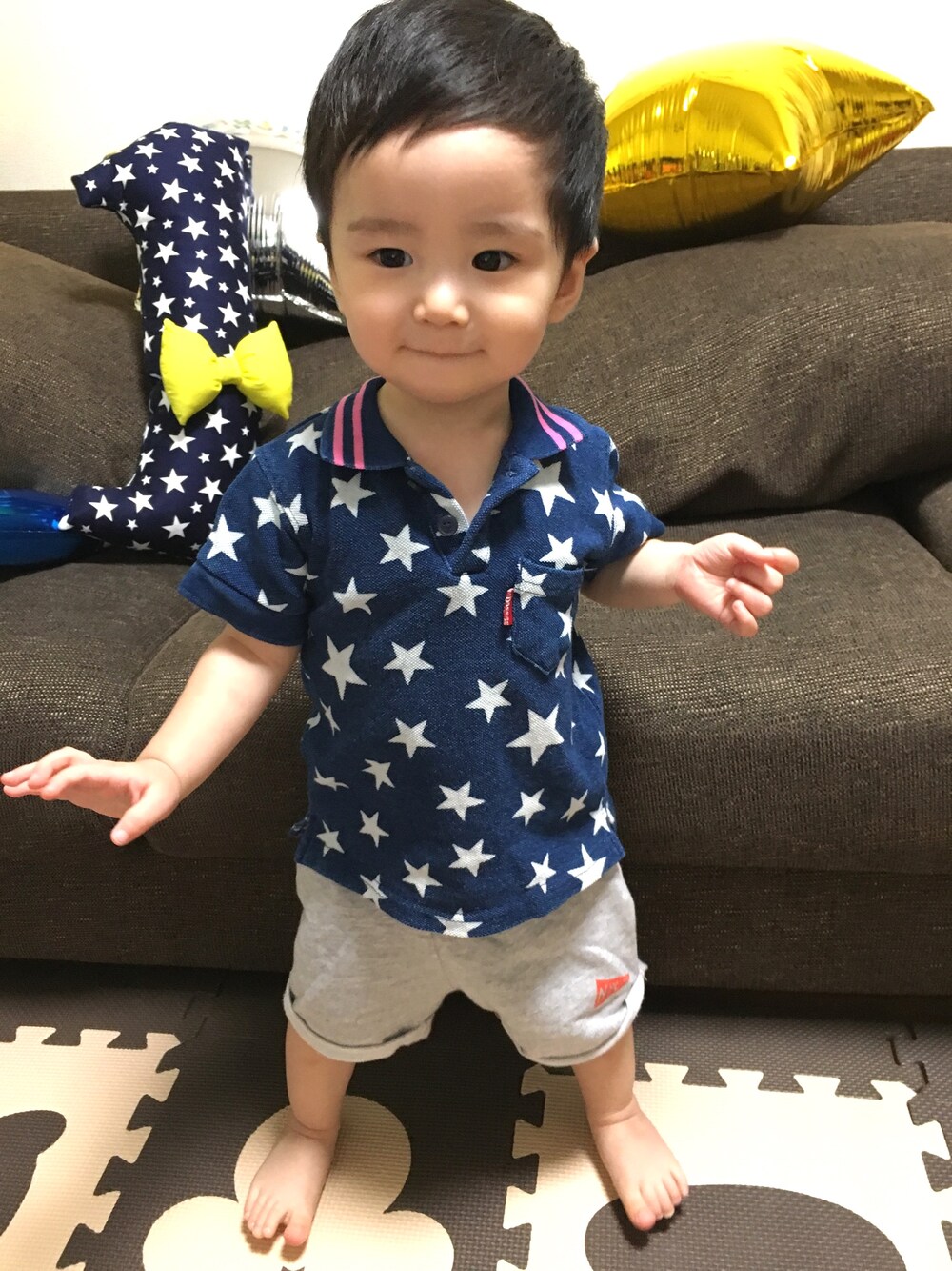 ブルー系のポロシャツ、グレー系のパンツを着用したキッズの夏コーディネートの1枚目の写真