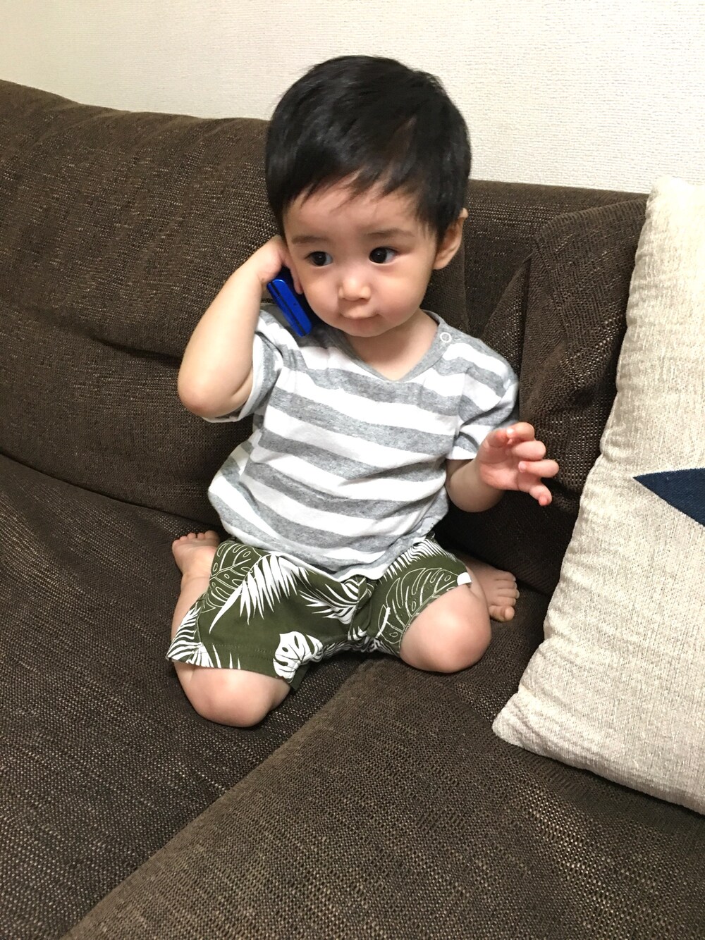 グレー系のTシャツ/カットソー、グリーン系のその他パンツを着用したキッズの夏コーディネートの1枚目の写真