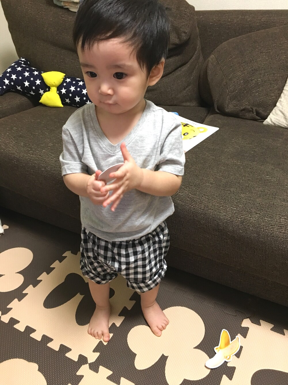 グレー系のTシャツ/カットソー、ブラック系のパンツを着用したキッズの夏コーディネートの1枚目の写真