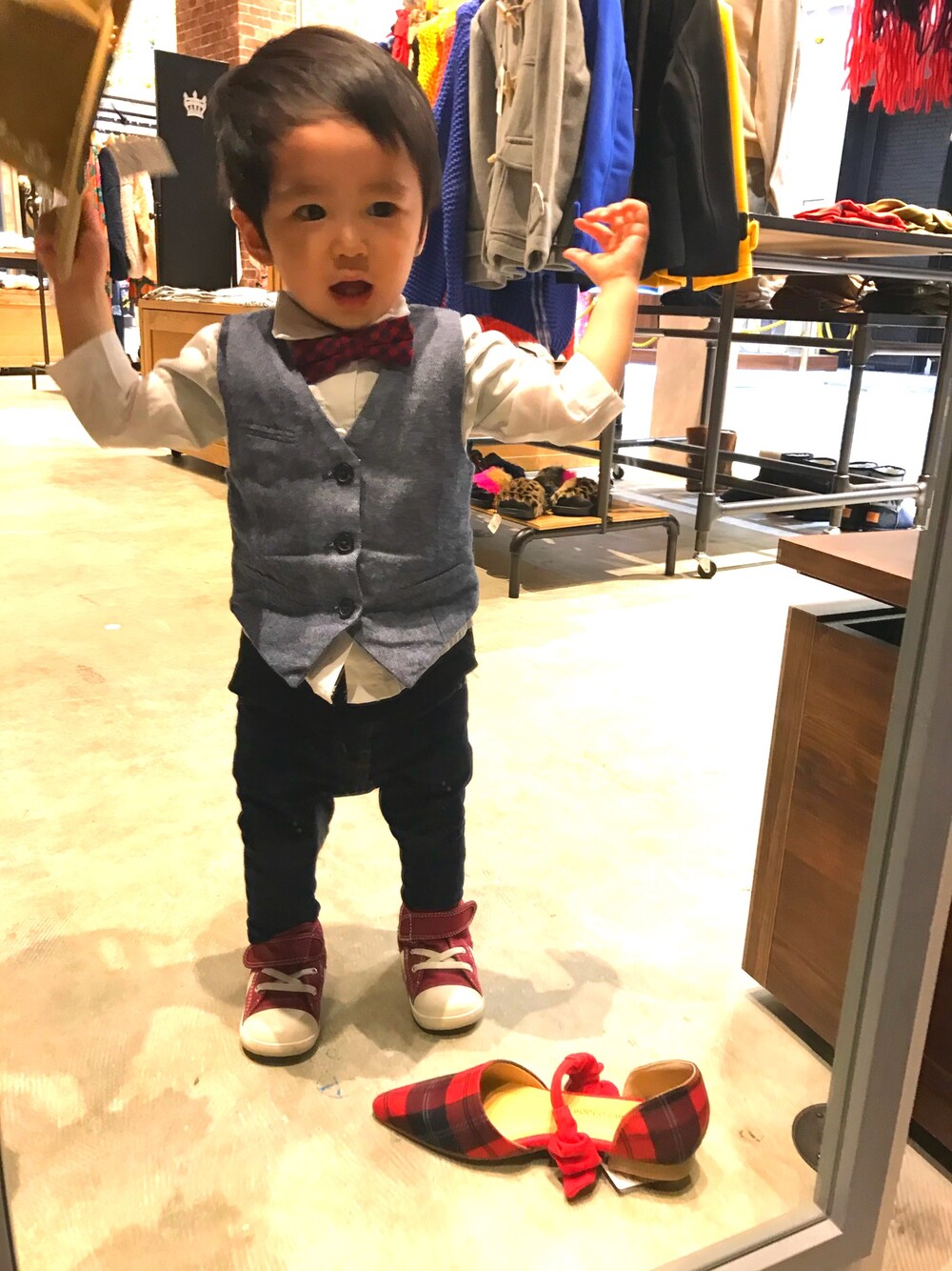 「H&Mのアイテム（ベスト、ブルー系）」を使った、SHUNKIさん（キッズ・80cm）の秋コーディネートの1枚目の写真