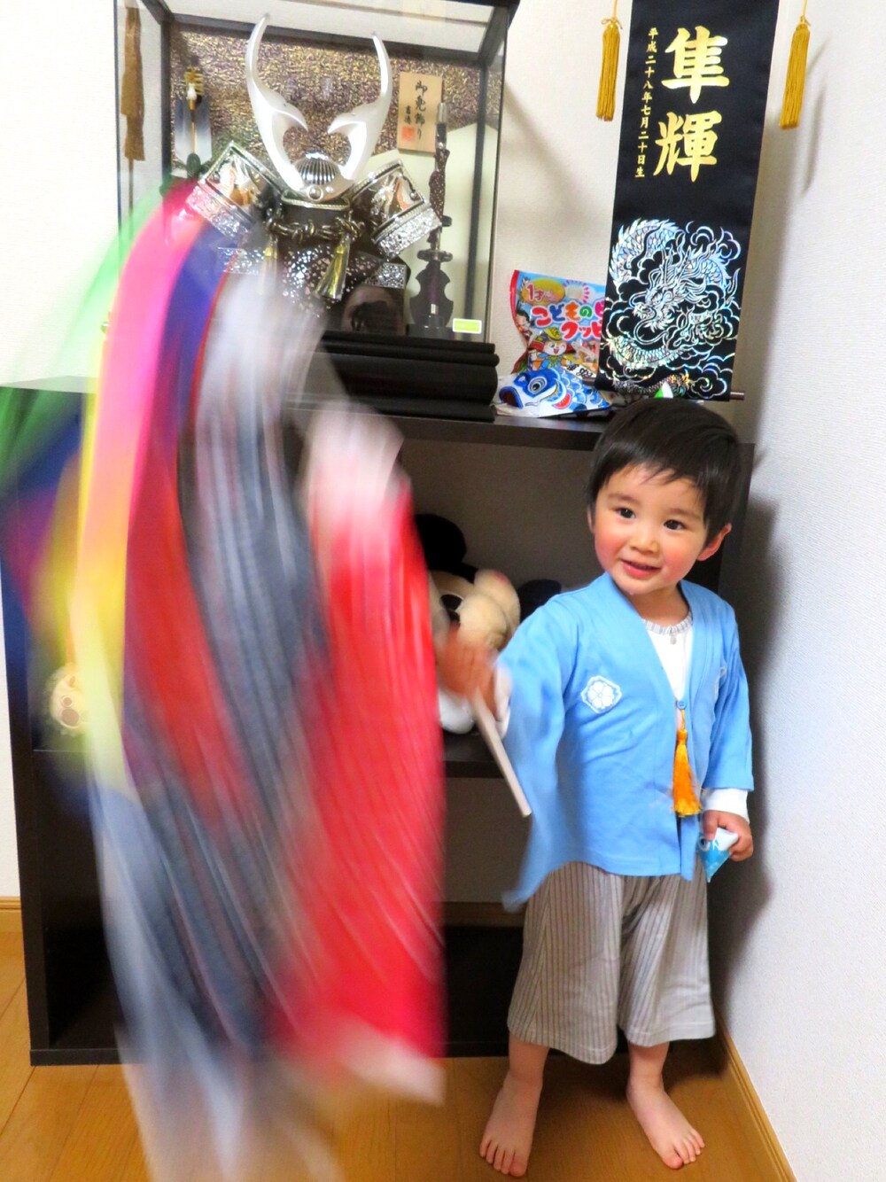 ブルー系のつなぎ/オールインワンを着用したキッズの春コーディネートの1枚目の写真