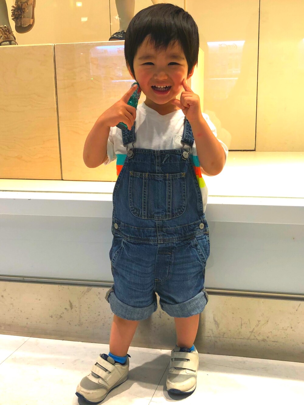 ブルー系のつなぎ/オールインワン、ホワイト系のTシャツ/カットソー、ホワイト系のスニーカーを着用したキッズの春コーディネートの1枚目の写真