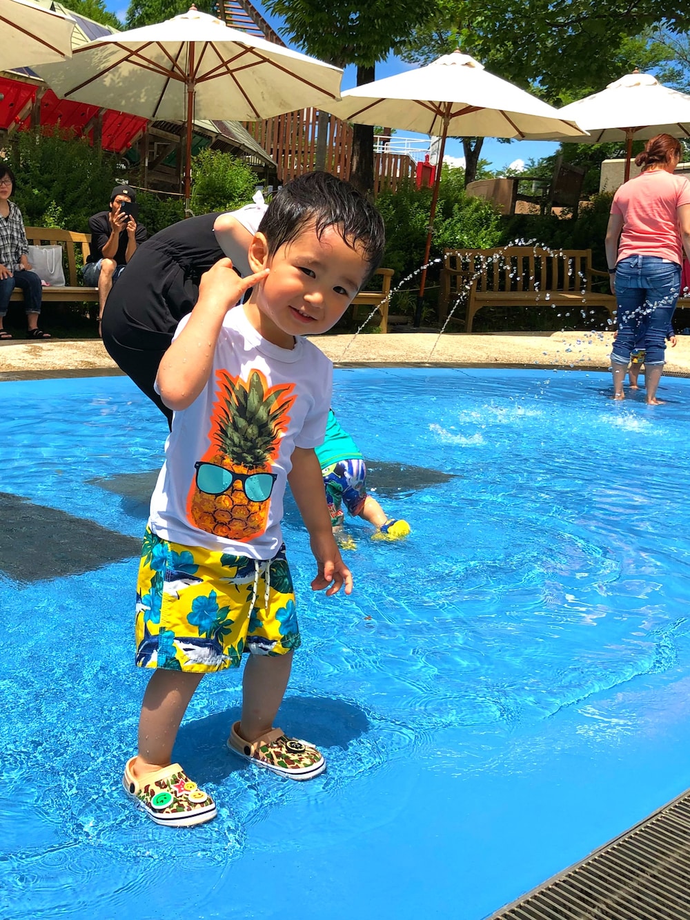 「GAPのGap トロピカルシャーク スイムトランクス（水着、イエロー系）」を使った、SHUNKIさん（キッズ・90cm）の夏コーディネートの1枚目の写真