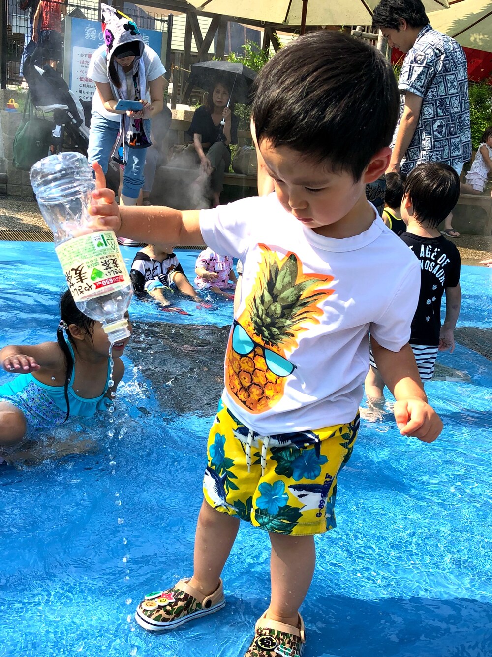 「GAPのアイテム（ラッシュガード、ホワイト系）」を使った、SHUNKIさん（キッズ・90cm）の夏コーディネートの1枚目の写真