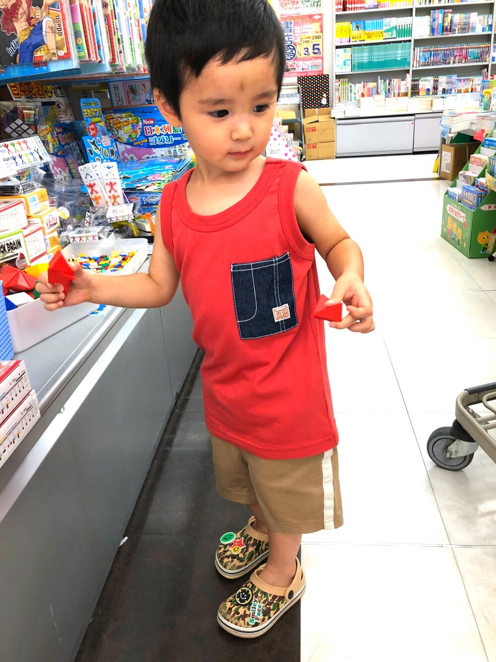 「F.O.KIDSのアイテム（タンクトップ、レッド系）」を使った、SHUNKIさん（キッズ・90cm）の夏コーディネートの1枚目の写真