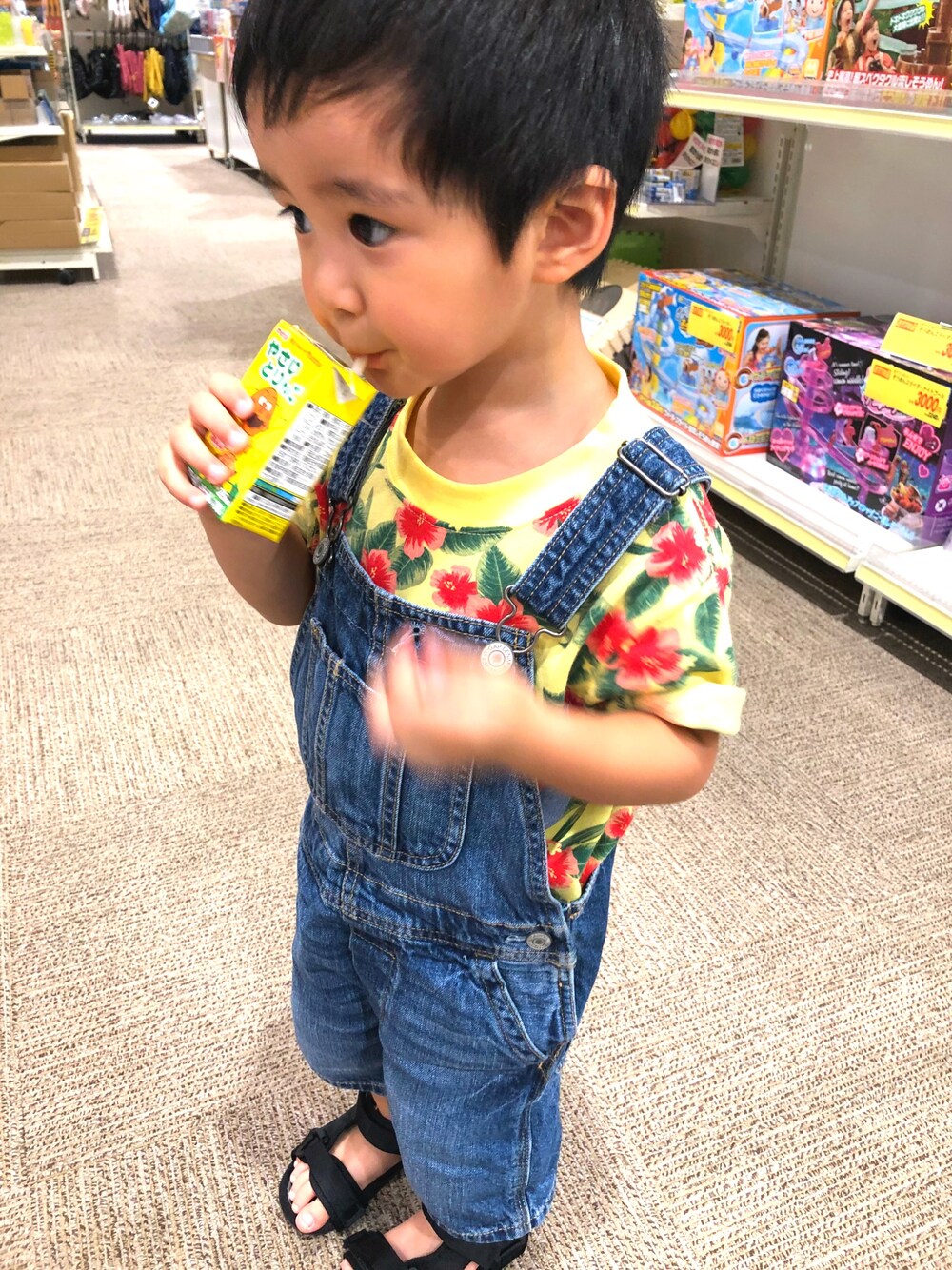 「Birthdayのアイテム（Tシャツ/カットソー、イエロー系）」を使った、SHUNKIさん（キッズ・90cm）の秋コーディネートの1枚目の写真
