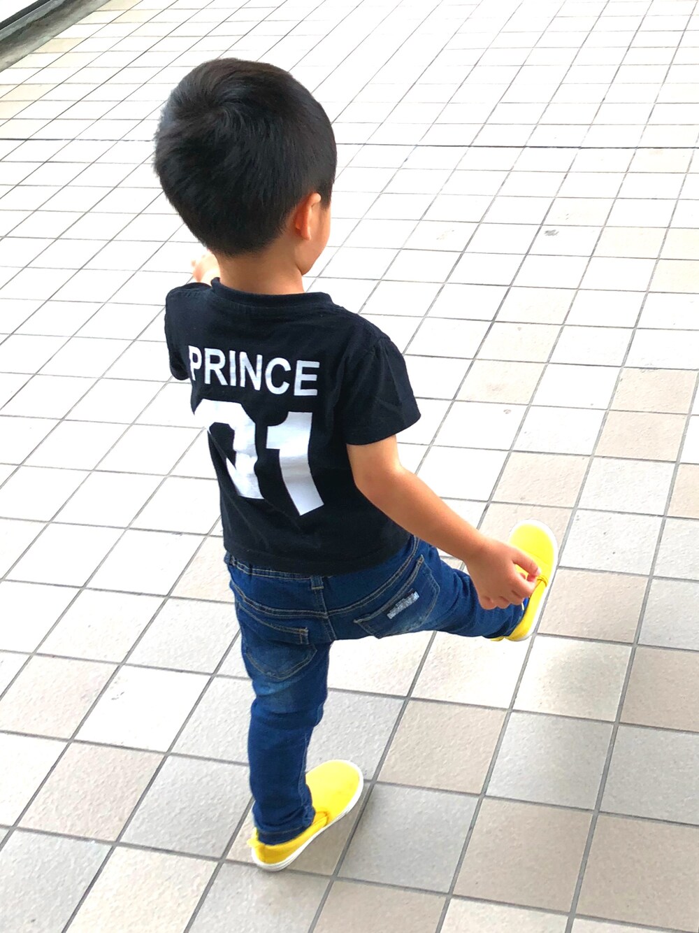 「QOO10のアイテム（Tシャツ/カットソー、ブラック系）」を使った、SHUNKIさん（キッズ・90cm）の秋コーディネートの1枚目の写真