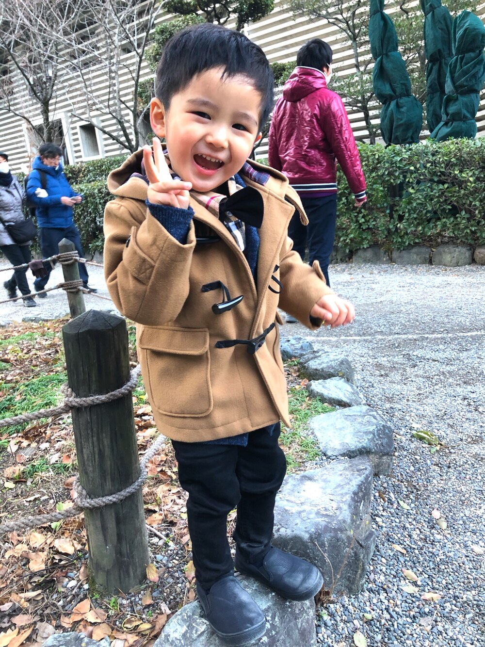 「GLOBAL WORKの【キッズ】ダッフルコート/796915（ダッフルコート、ブラウン系）」を使った、SHUNKIさん（キッズ・100cm）の冬コーディネートの1枚目の写真