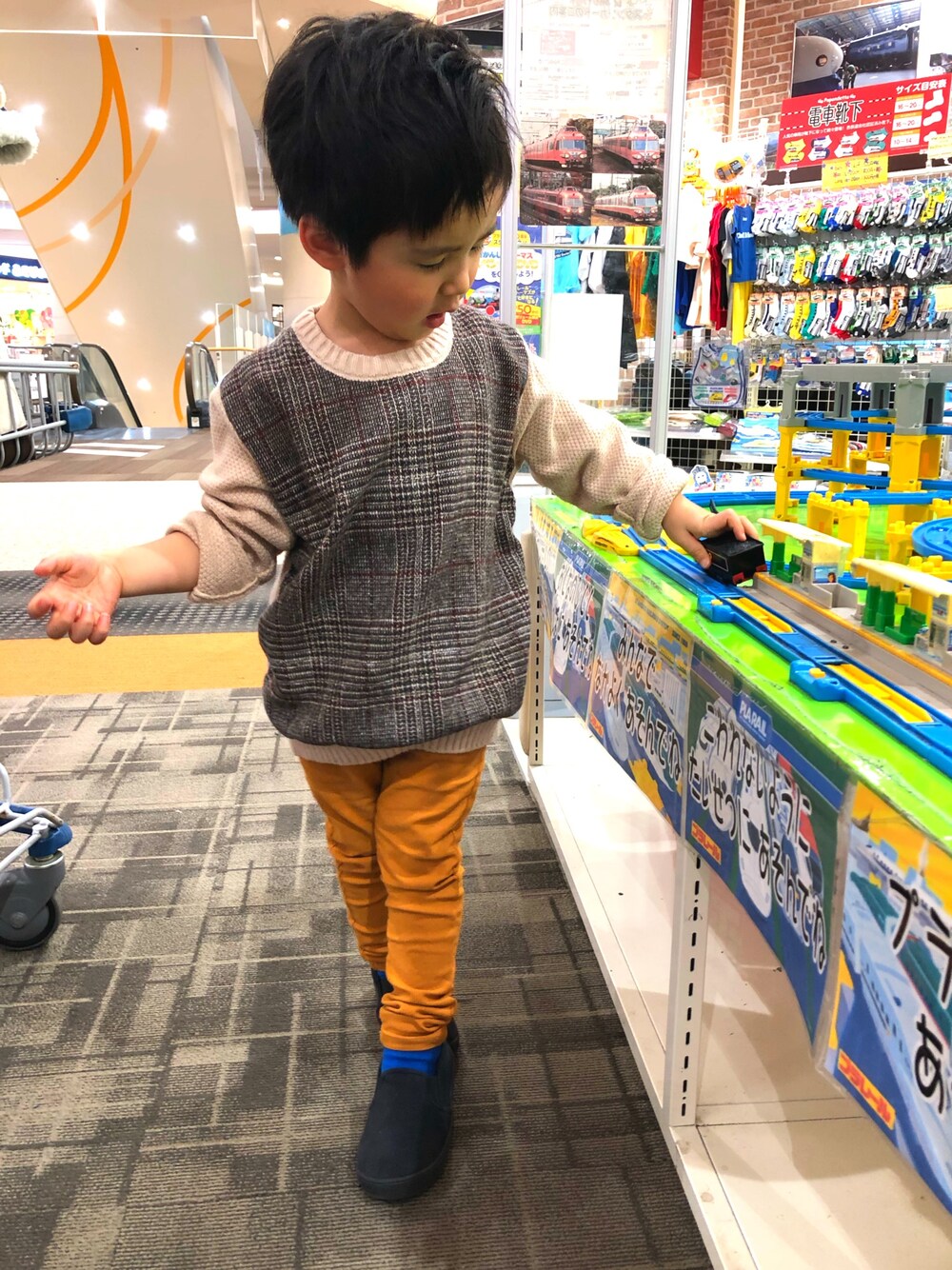 「hug.のアイテム（ニット/セーター、グレー系）」を使った、SHUNKIさん（キッズ・100cm）の冬コーディネートの1枚目の写真