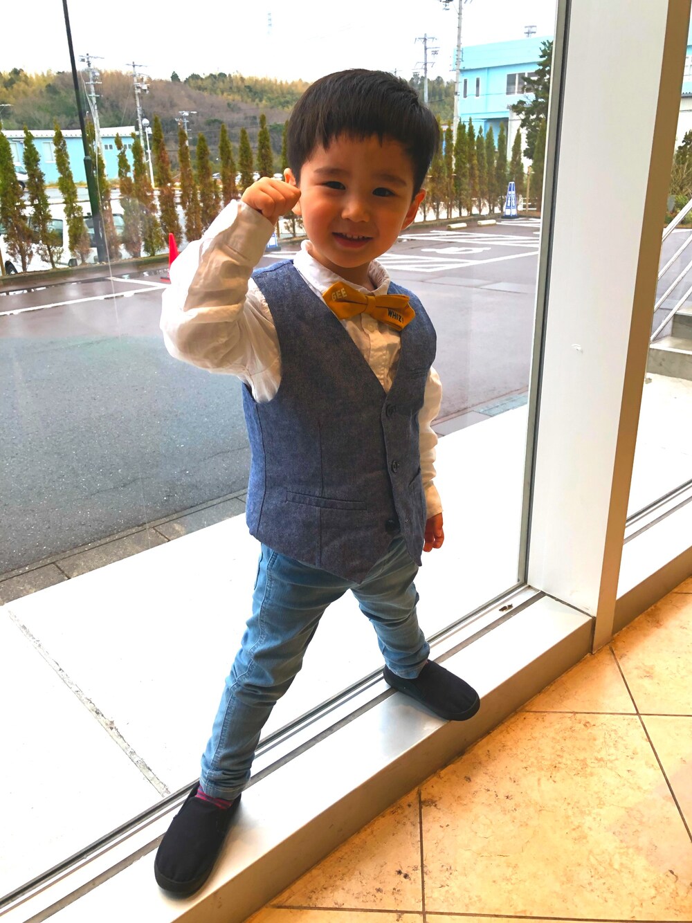 「H&Mのアイテム（ベスト、ブルー系）」を使った、SHUNKIさん（キッズ・100cm）の春コーディネートの1枚目の写真