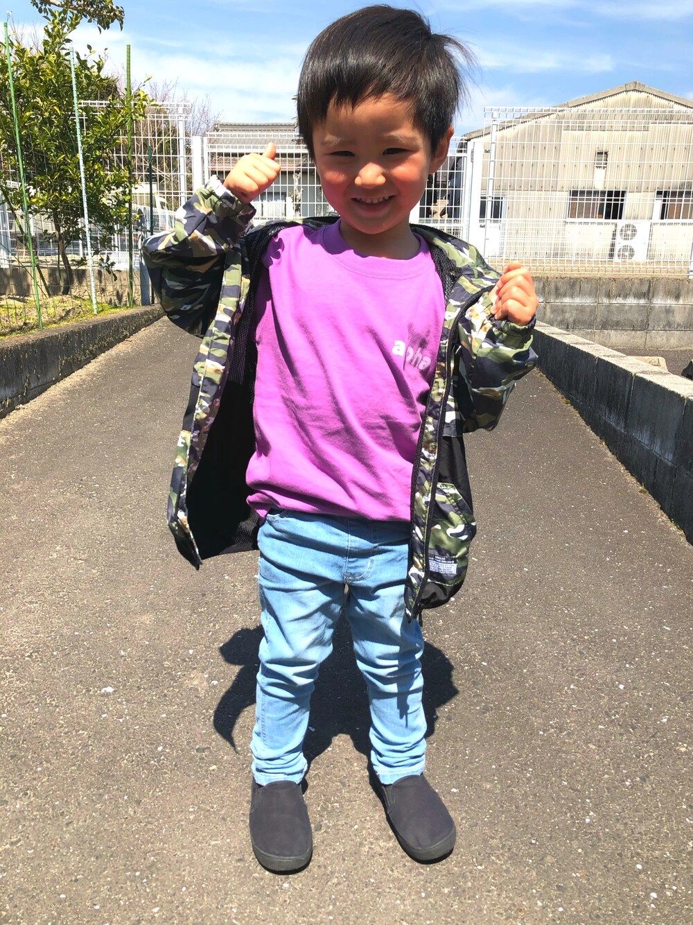 「double_h_houseのアイテム（Tシャツ/カットソー、パープル系）」を使った、SHUNKIさん（キッズ・100cm）の春コーディネートの1枚目の写真