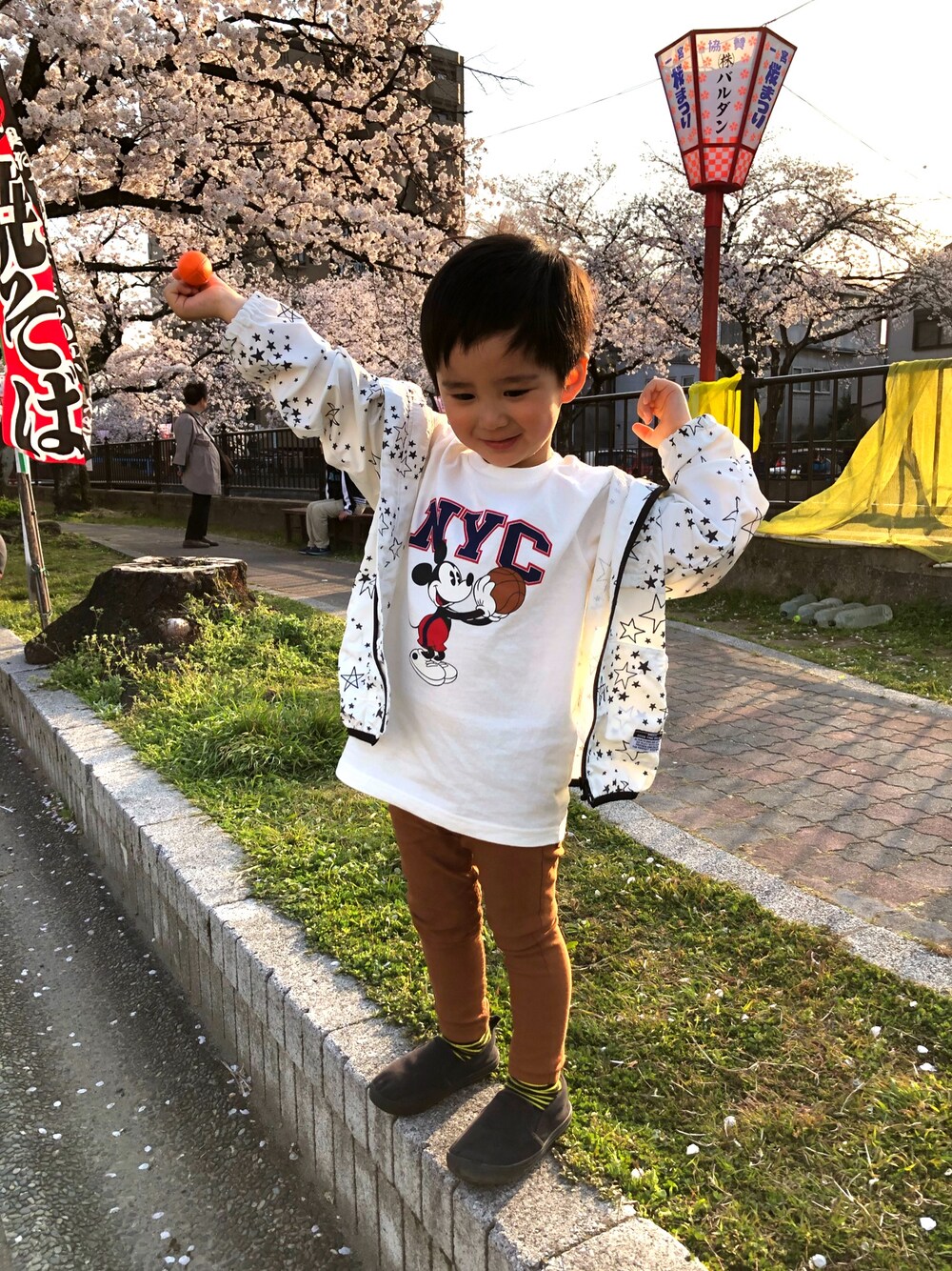 「petit mainの【DISNEY】バスケットミッキーデザインTシャツ（Tシャツ/カットソー、ホワイト系）」を使った、SHUNKIさん（キッズ・100cm）の春コーディネートの1枚目の写真