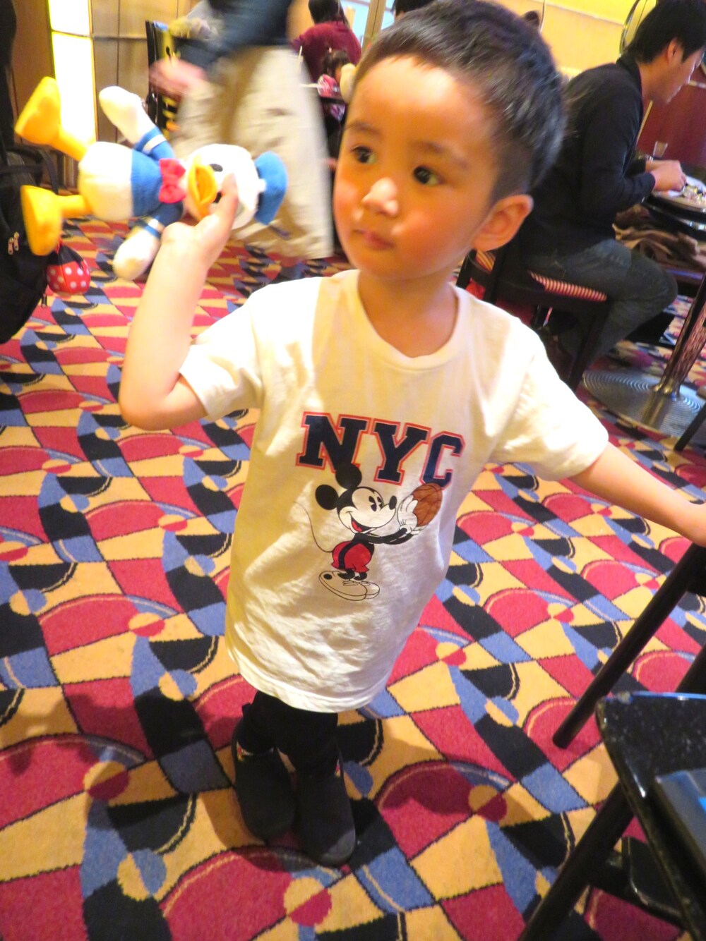 「petit mainの【DISNEY】バスケットミッキーデザインTシャツ（Tシャツ/カットソー、ホワイト系）」を使った、SHUNKIさん（キッズ・100cm）の春コーディネートの1枚目の写真