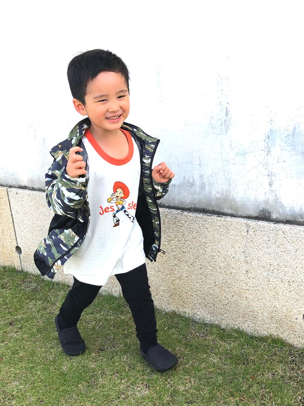 「Right-onのアイテム（Tシャツ/カットソー、ホワイト系）」を使った、SHUNKIさん（キッズ・100cm）の春コーディネートの1枚目の写真