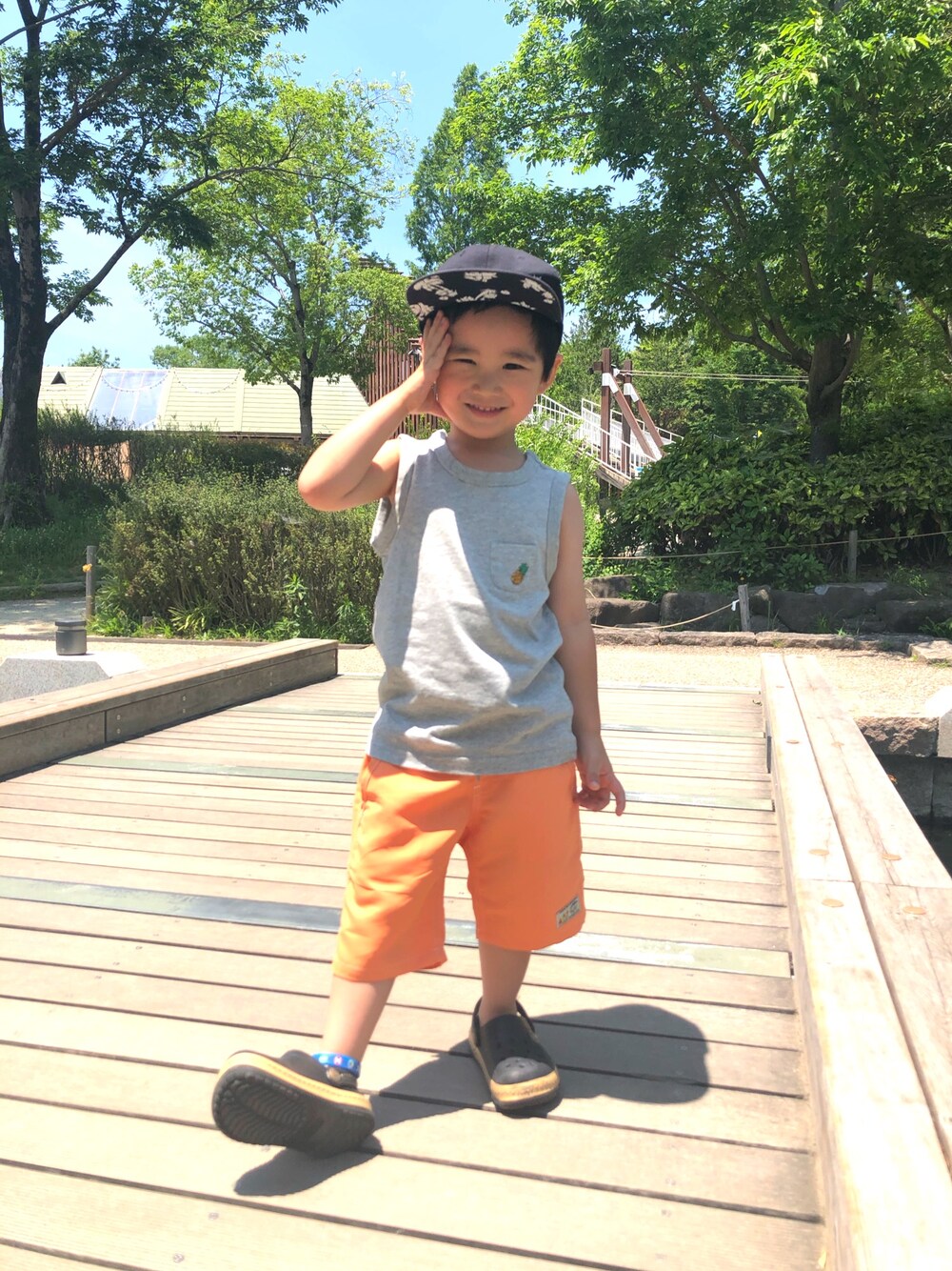 「F.O.KIDSのワンポイント刺繍タンクトップ（タンクトップ、グレー系）」を使った、SHUNKIさん（キッズ・92cm）の夏コーディネートの1枚目の写真