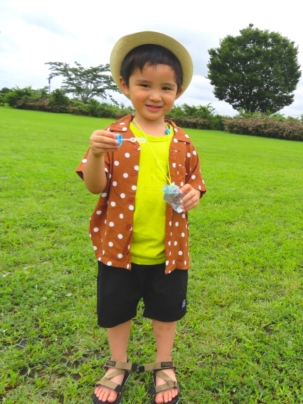 「F.O.KIDSのワンポイント刺繍タンクトップ（タンクトップ、グリーン系）」を使った、SHUNKIさん（キッズ・100cm）の夏コーディネートの1枚目の写真