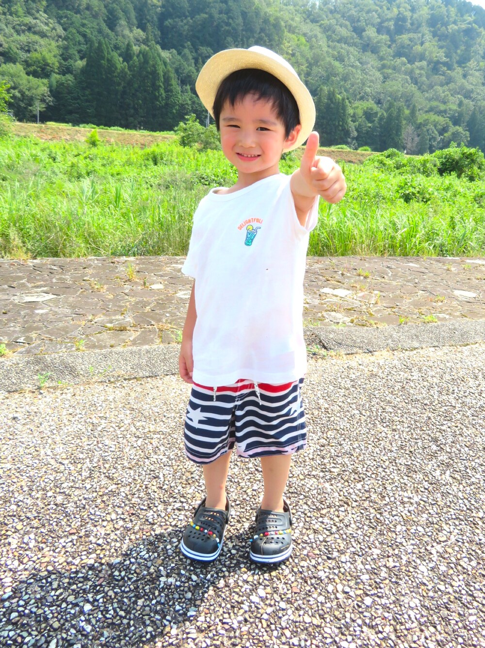「夏のボーダーフェス」｜「GLOBAL WORKの【キッズ】ネオンプリントＴ半袖/830266（Tシャツ/カットソー、ホワイト系）」を使った、SHUNKIさん（キッズ・100cm）の夏コーディネートの1枚目の写真