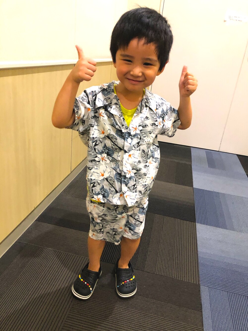 「F.O.KIDSのアイテム（シャツ/ブラウス、グレー系）」を使った、SHUNKIさん（キッズ・100cm）の夏コーディネートの1枚目の写真