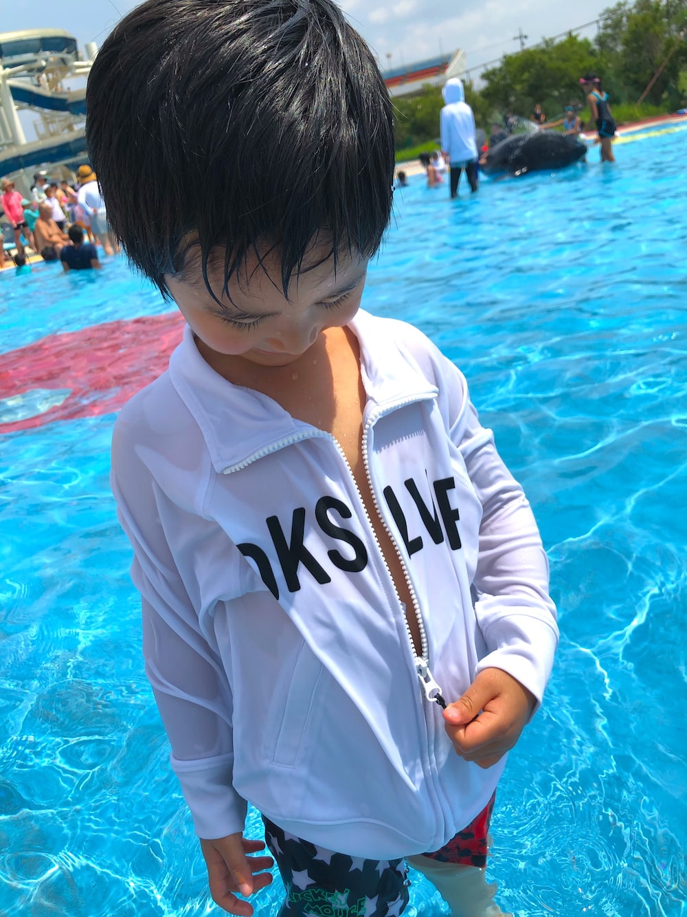 「OUTLETのアイテム（ラッシュガード、ホワイト系）」を使った、SHUNKIさん（キッズ・100cm）の夏コーディネートの1枚目の写真