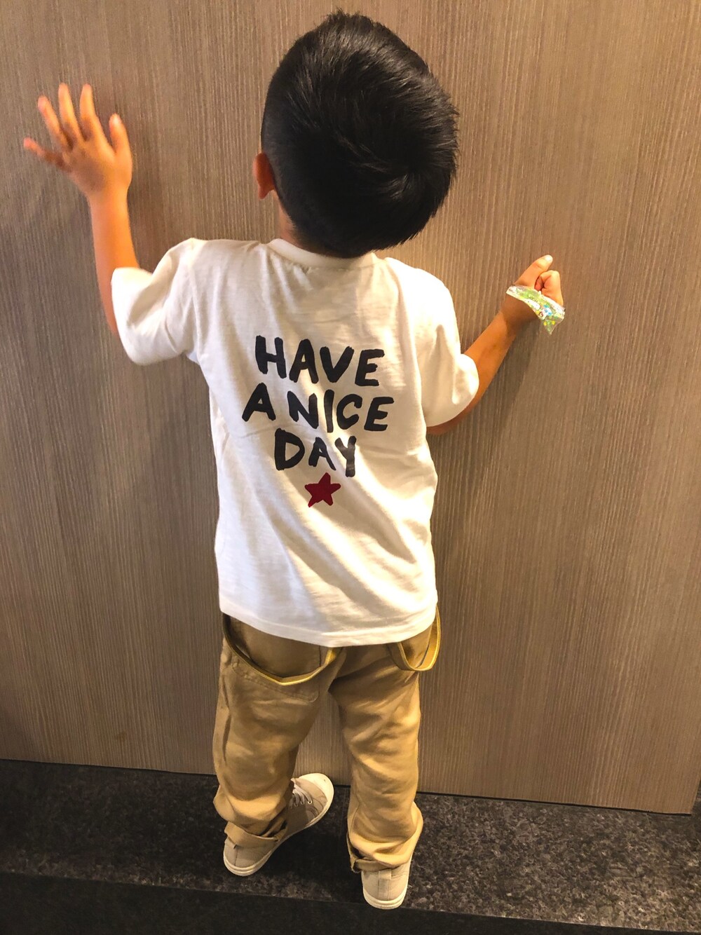 「petit mainのアルファベットアップリケ半袖Tシャツ（Tシャツ/カットソー、ホワイト系）」を使った、SHUNKIさん（キッズ・100cm）の秋コーディネートの1枚目の写真
