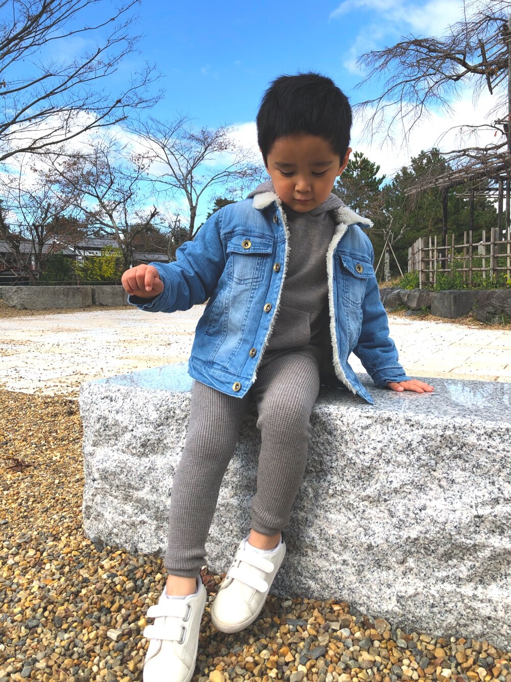 「ZARA KIDSのアイテム（ニット/セーター、グレー系）」を使った、SHUNKIさん（キッズ・100cm）の冬コーディネートの1枚目の写真