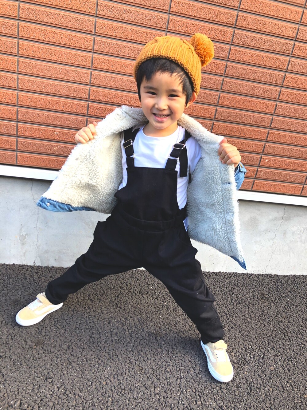 「sunnyのアイテム（サロペット/オーバーオール、ブラック系）」を使った、SHUNKIさん（キッズ・100cm）の冬コーディネートの1枚目の写真