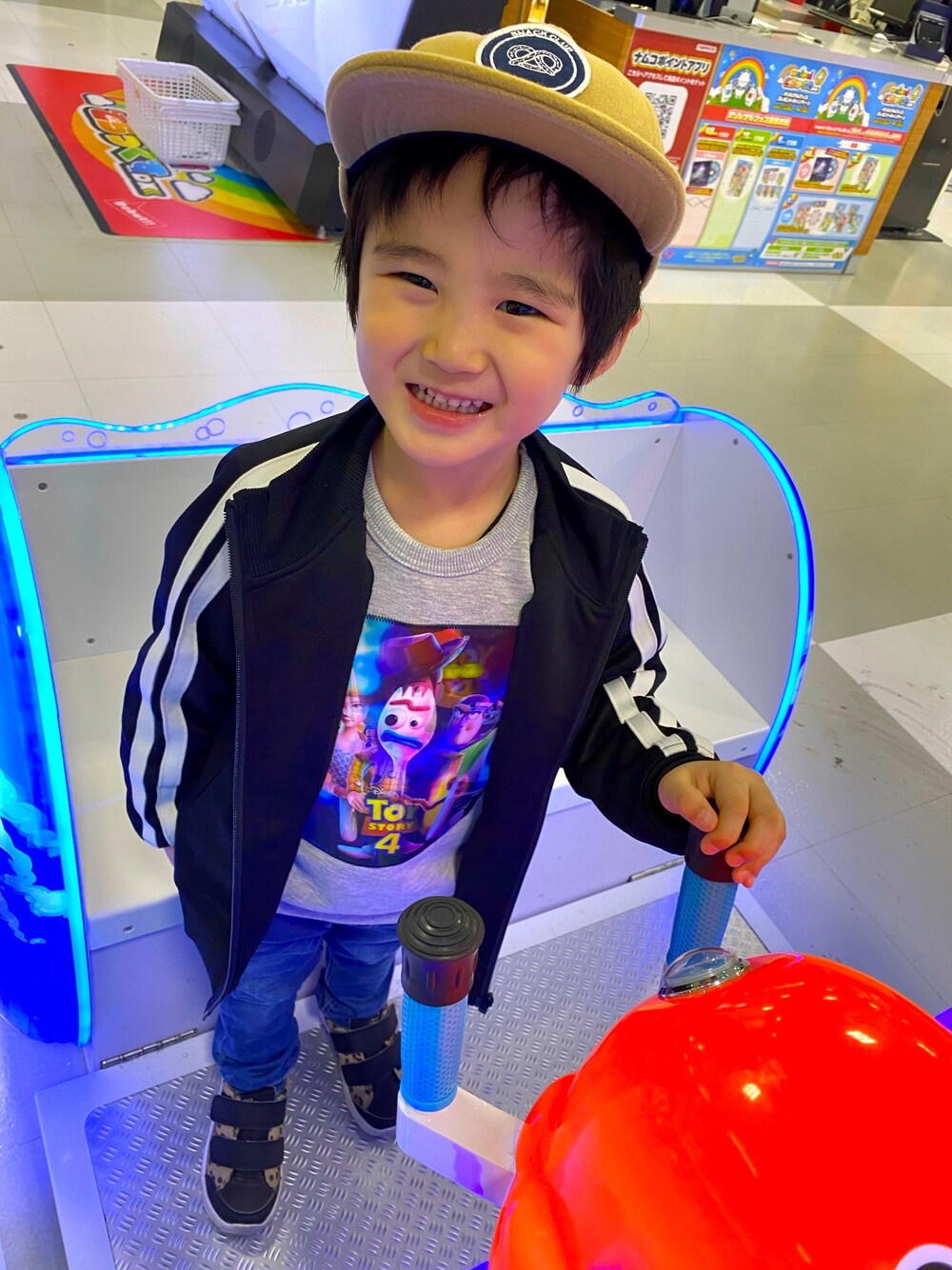 「BABYDOLLのアイテム（スウェット、グレー系）」を使った、SHUNKIさん（キッズ・100cm）の冬コーディネートの1枚目の写真