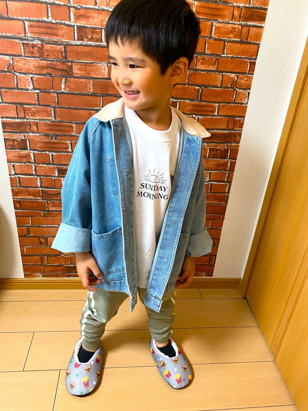 ホワイト系のTシャツ/カットソー、ブルー系のデニムジャケット、グリーン系のパンツを着用したキッズの春コーディネートの1枚目の写真