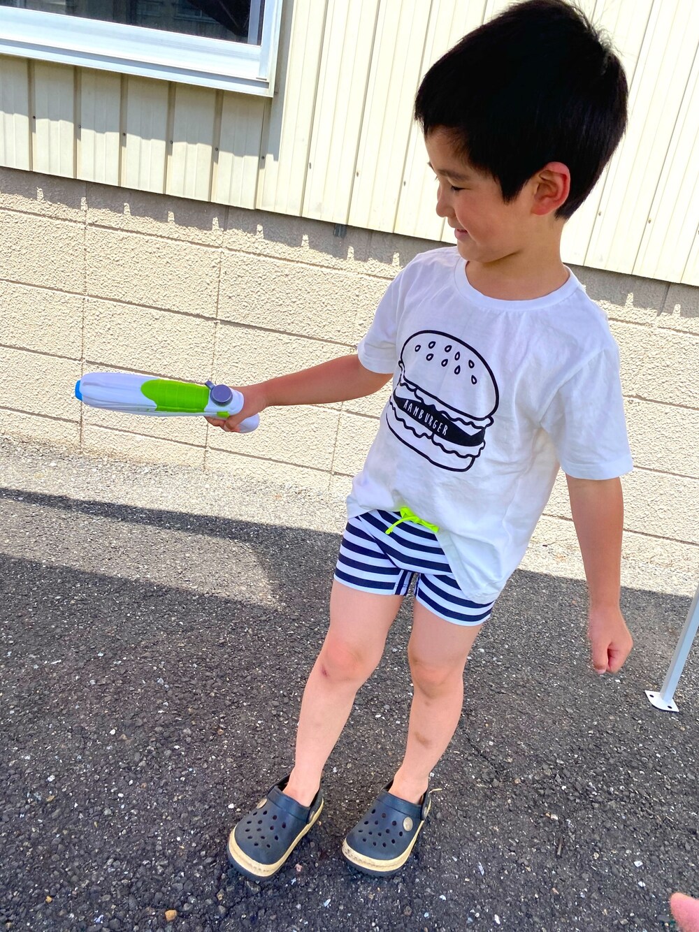 「broomのアイテム（Tシャツ/カットソー、ホワイト系）」を使った、SHUNKIさん（キッズ・110cm）の夏コーディネートの1枚目の写真