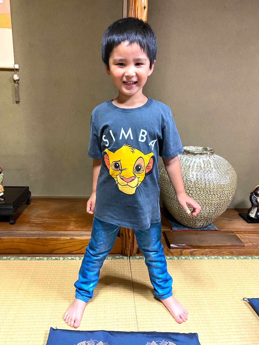 グレー系のTシャツ/カットソー、ブルー系のその他パンツを着用したキッズの夏コーディネートの1枚目の写真