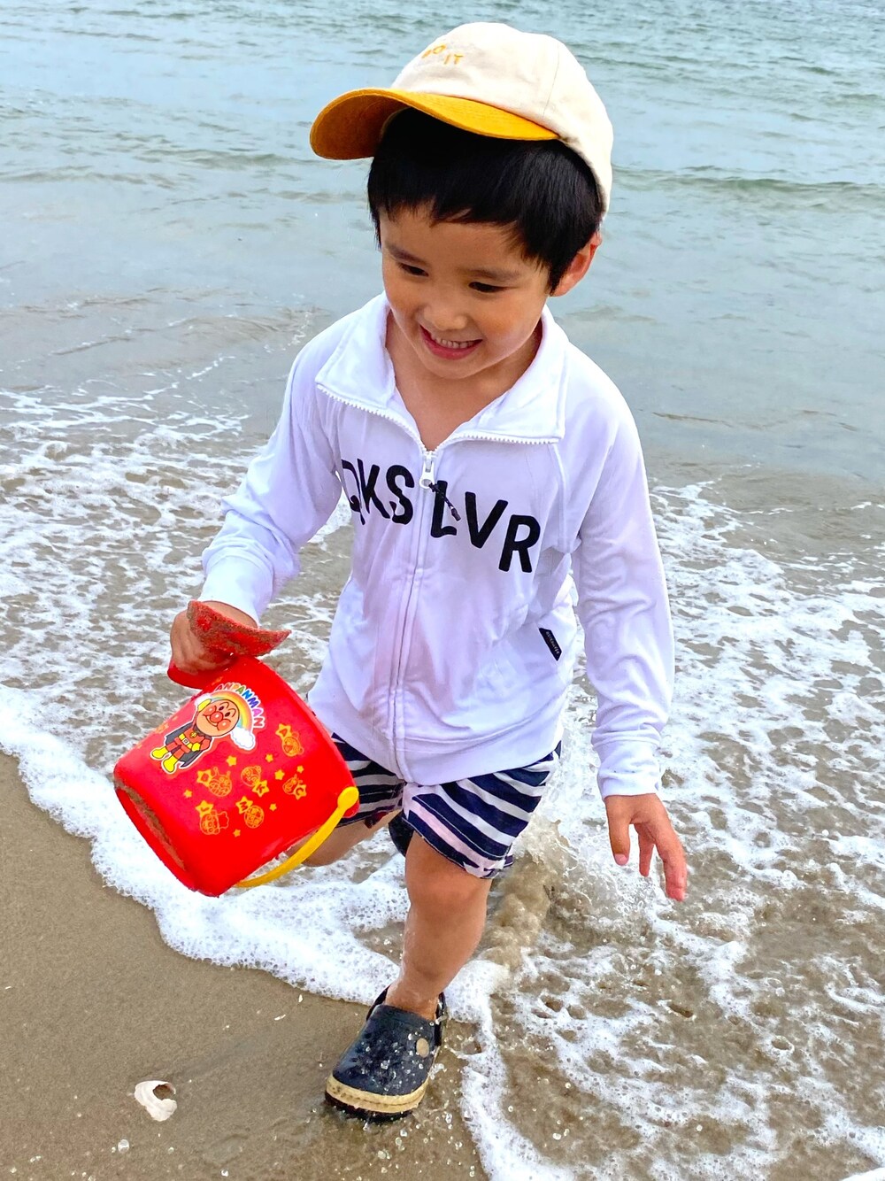 「OUTLETのアイテム（ラッシュガード、ホワイト系）」を使った、SHUNKIさん（キッズ・110cm）の夏コーディネートの1枚目の写真