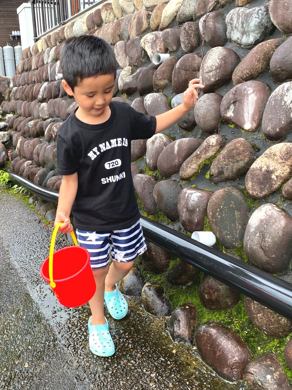 「KIRAKIRAのアイテム（Tシャツ/カットソー、ブラック系）」を使った、SHUNKIさん（キッズ・110cm）の夏コーディネートの1枚目の写真