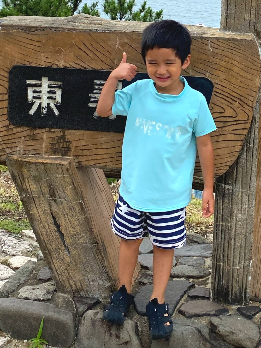 「BREEZEの5色5柄半袖ラッシュガード_UVカット（ラッシュガード、グリーン系）」を使った、SHUNKIさん（キッズ・110cm）の夏コーディネートの1枚目の写真