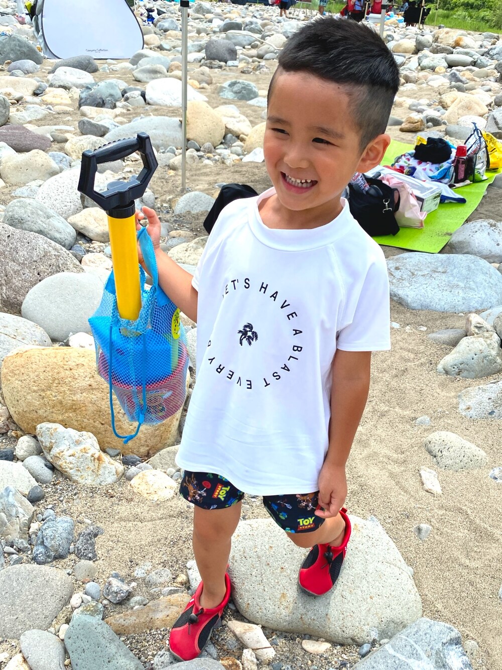 「BREEZEの5色5柄半袖ラッシュガード_UVカット（ラッシュガード、ホワイト系）」を使った、SHUNKIさん（キッズ・110cm）の夏コーディネートの1枚目の写真