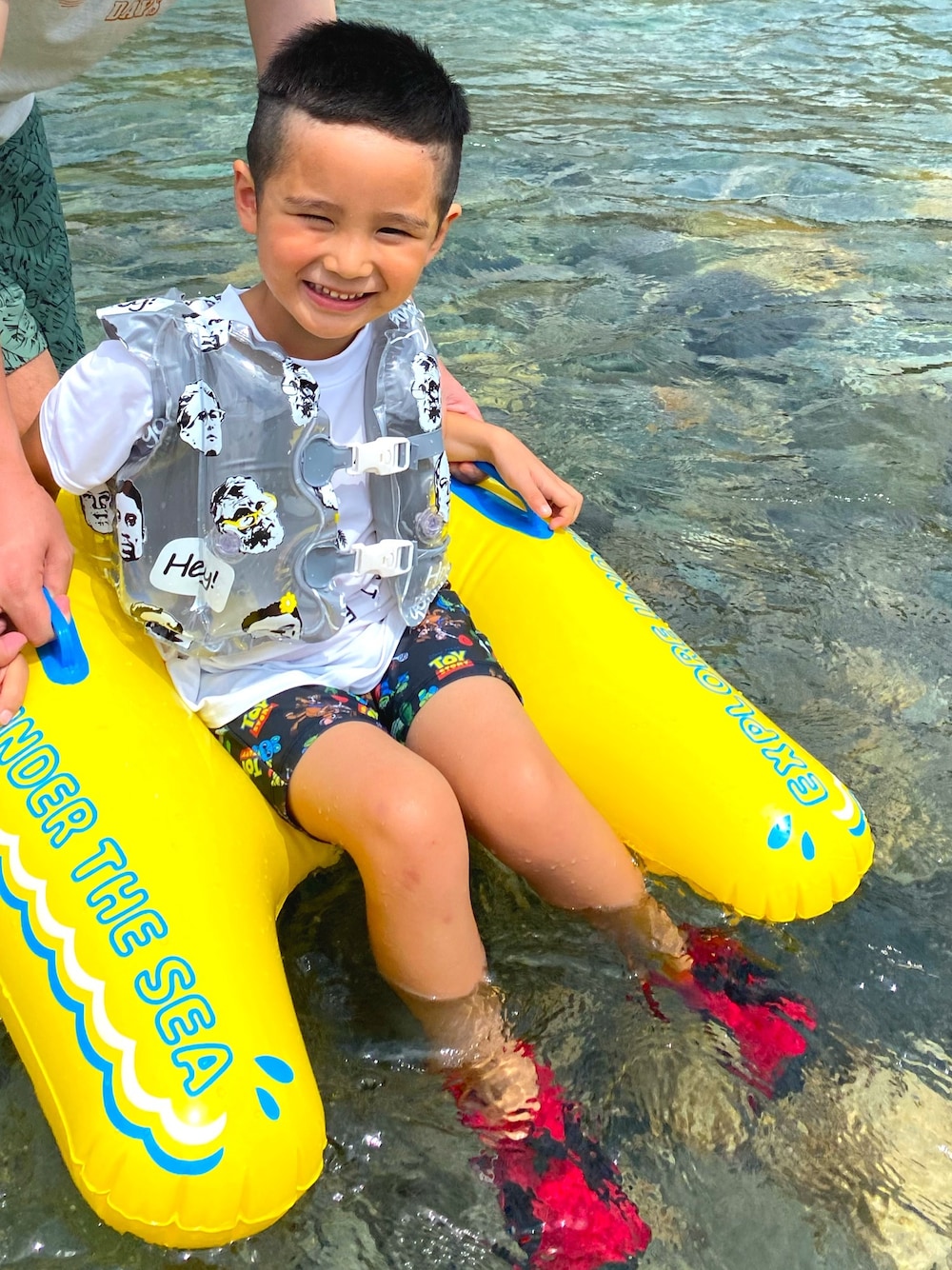 グレー系のスイムグッズ、イエロー系のスイムグッズ、ブラック系の水着を着用したキッズの夏コーディネートの1枚目の写真