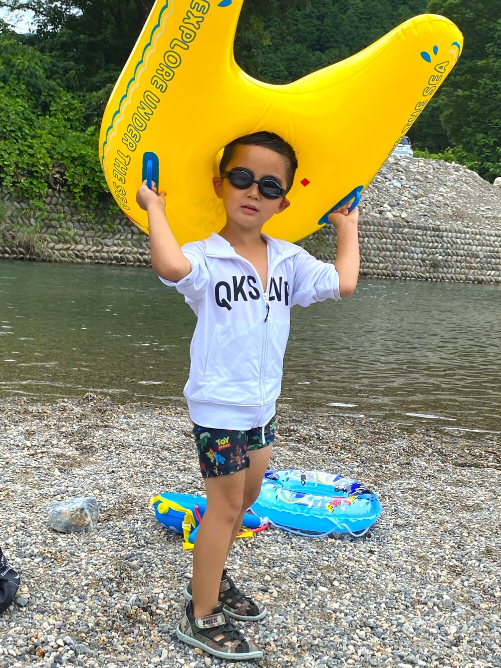「OUTLETのアイテム（ラッシュガード、ホワイト系）」を使った、SHUNKIさん（キッズ・110cm）の夏コーディネートの1枚目の写真