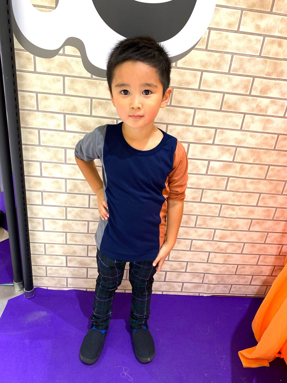 「BRANSHESのプレミアムストレッチチェック柄パンツ（その他パンツ、グリーン系）」を使った、SHUNKIさん（キッズ・110cm）の秋コーディネートの1枚目の写真