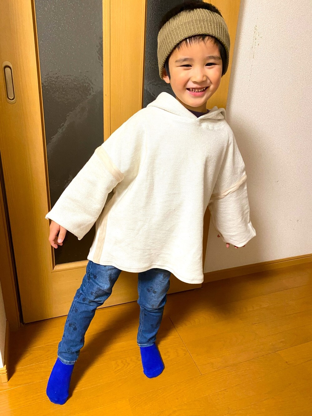 「otogibanashiのアイテム（Tシャツ/カットソー、ホワイト系）」を使った、SHUNKIさん（キッズ・110cm）の冬コーディネートの1枚目の写真